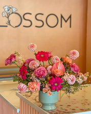 a monochromatic luxe arrangement in pinks from pale to bright coral